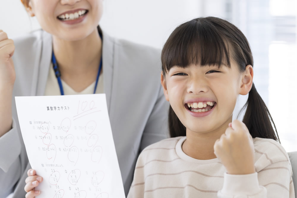 点数が上がって喜んでいる小学生