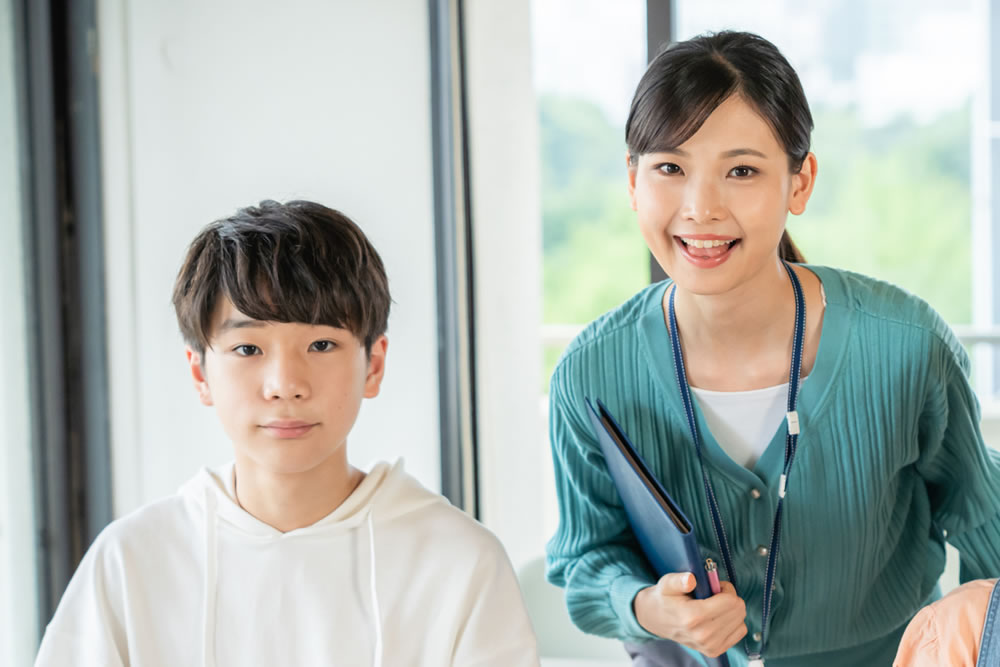 小学生と個別指導の講師