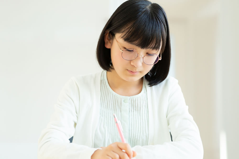 勉強している女子中学生